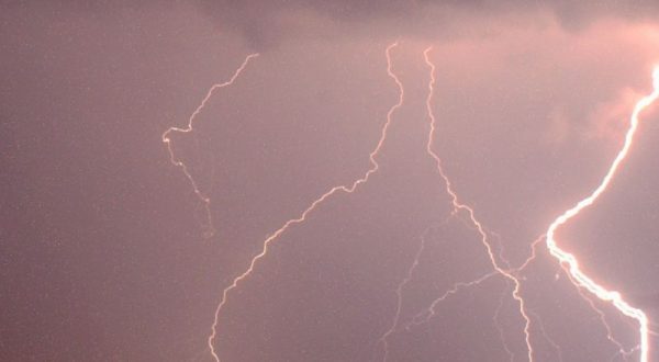 Vento e pioggia a Palermo, voli dirottati e cancellati