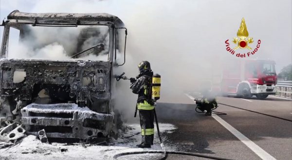 A fuoco motrice camion lungo la superstrada Pedemontana Veneta