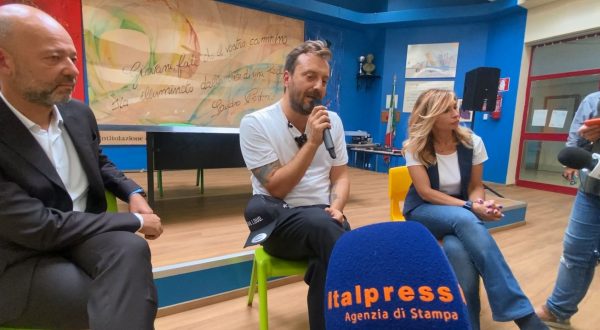 Cesare Cremonini inaugura campo sportivo della scuola “Sperone Pertini” di Palermo