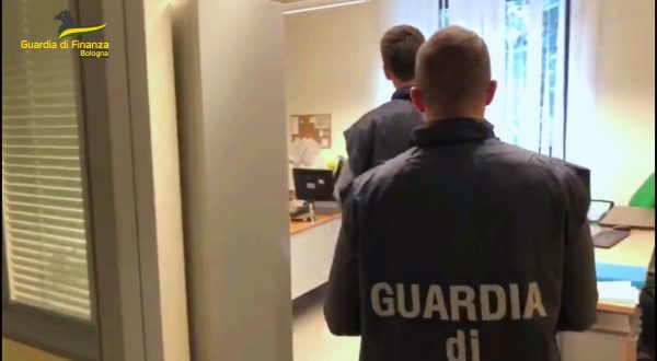 Furbetti del reddito di cittadinanza a Bologna, 40 denunce