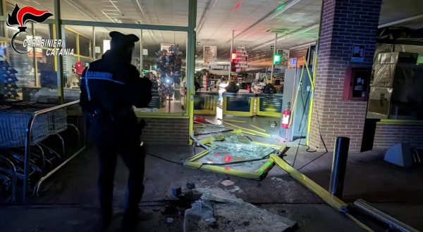 Furto con spaccata sventato dai carabinieri nel Catanese