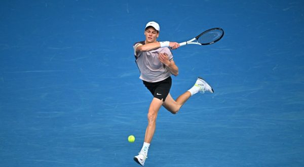 Sinner agli ottavi degli Australian Open, travolto Baez