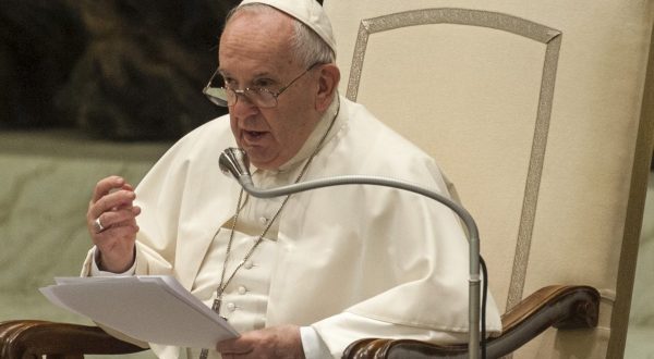 Il Papa non partecipa alla Via Crucis “per conservare la salute”