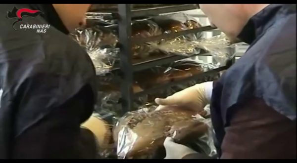 Uova di pasqua e colombe non sicuri e scaduti, maxi sequestro del Nas