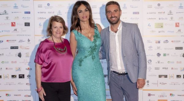 “Il Postino” compie 30 anni, Salina celebra Troisi con Maria Grazia Cucinotta
