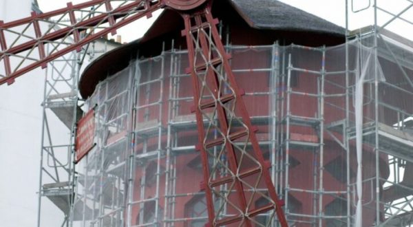 Parigi, si staccano le pale del Moulin Rouge. Nessun ferito