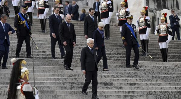 25 Aprile, Mattarella depone corona di fiori all’Altare della Patria