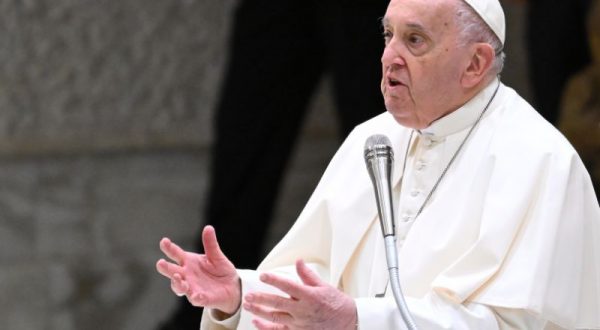 Papa “Nessuno deve togliere la dignità alle persone”