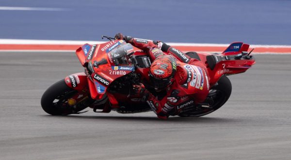 Bagnaia vince in Spagna il duello con Marquez, terzo Bezzecchi