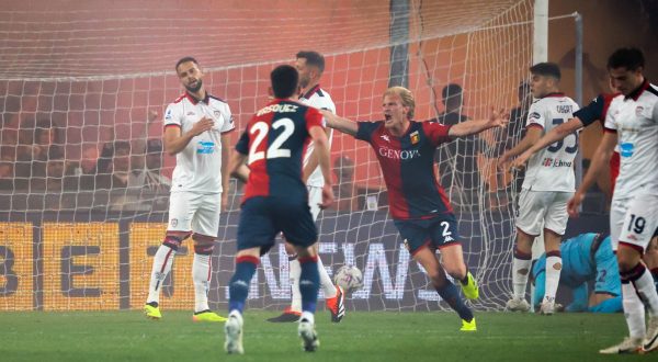 Il posticipo va al Genoa, Cagliari battuto 3-0
