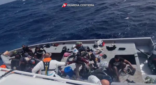 Salvati dalla Guardia Costiera 37 migranti al largo di Lampedusa
