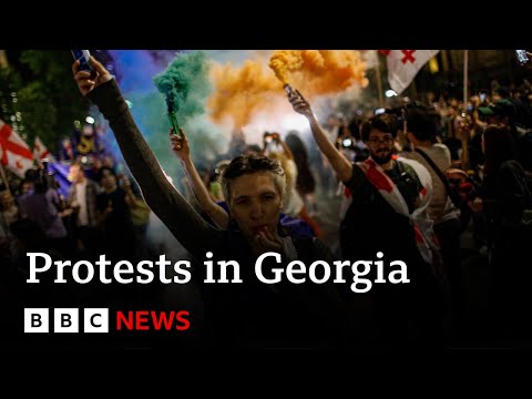 Georgia: Thousands protest against new bill | BBC News