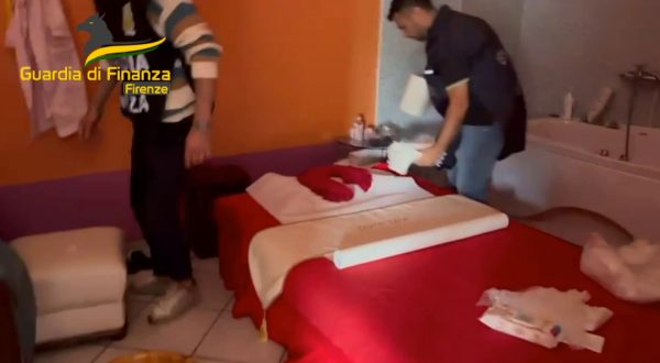 Scoperto a Firenze centro massaggi a “luci rosse”, arrestate due donne