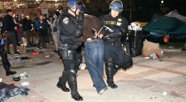 Usa, decine di arresti al Campus Ucla. Biden “Rispetto proteste, ma no violenze”