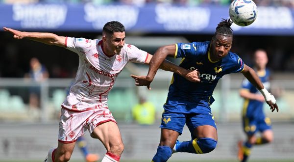 Il Verona batte 2-1 la Fiorentina e vede la salvezza