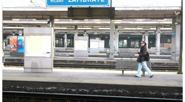 Poliziotto accoltellato alla stazione di Milano Lambrate, è grave