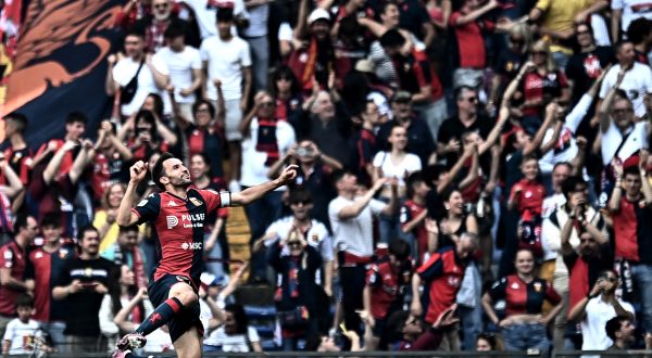 Non basta Pinamonti, vince il Genoa, Sassuolo nei guai