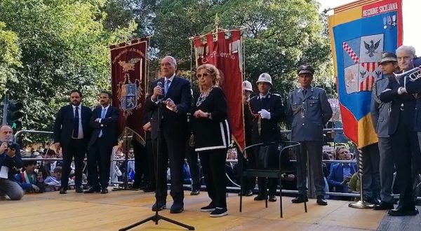 Strage di Capaci, Palermo ricorda le vittime davanti l’albero Falcone