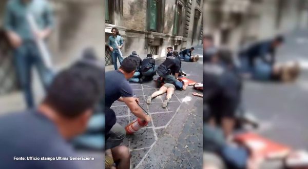 Blitz di Ultima Generazione, imbrattata facciata Ministero del Lavoro