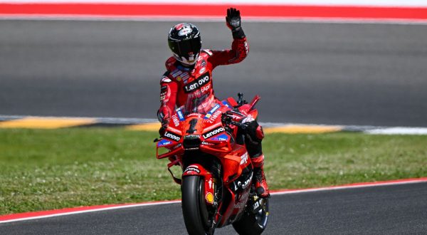 Bagnaia vince la Sprint del Mugello su Marquez, fuori Martin