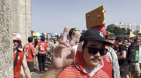 Italiani e svizzeri colorano Berlino prima del match