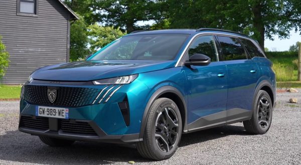Peugeot E-5008, grande SUV elettrico per le famiglie