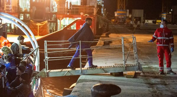 Frontex, nel 2024 migranti nel Mediterraneo centrale -64%