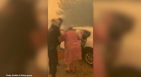 Incendio in Grecia, evacuate 11 città