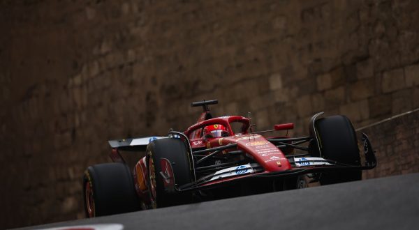 A Baku Ferrari c’è: seconde libere a Leclerc, Sainz quarto