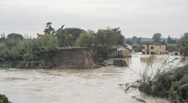 Alluvione in Emilia-Romagna, la pioggia dà un pò di tregua ma resta allerta rossa