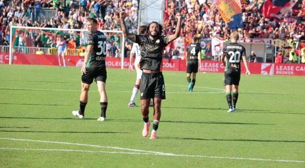 Prima vittoria per il Venezia, Genoa sconfitto 2-0