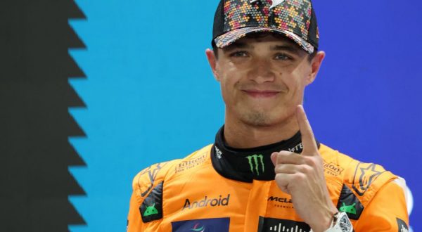 Norris trionfa a Singapore davanti a Verstappen e Piastri