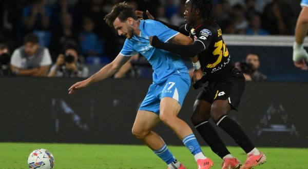 Il Napoli batte 2-0 il Monza e vola in testa