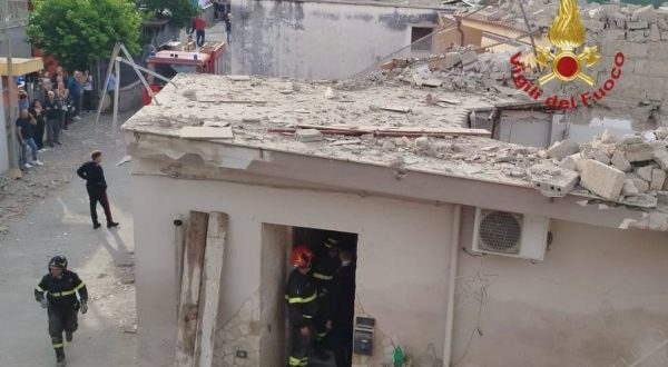 Crolla palazzina nel napoletano, morti due bambini. 2 persone estratte vive. 2 dispersi