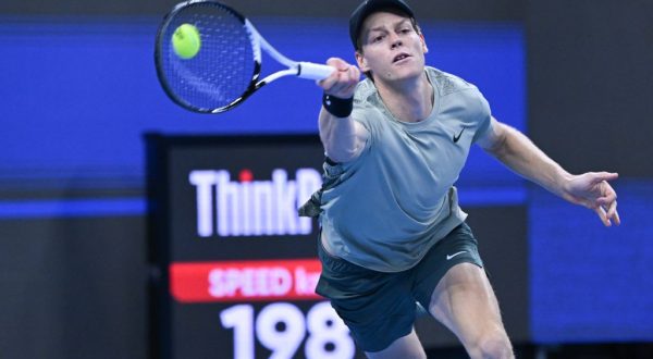 Sinner conquista gli ottavi a Shanghai, battuto Etcheverry