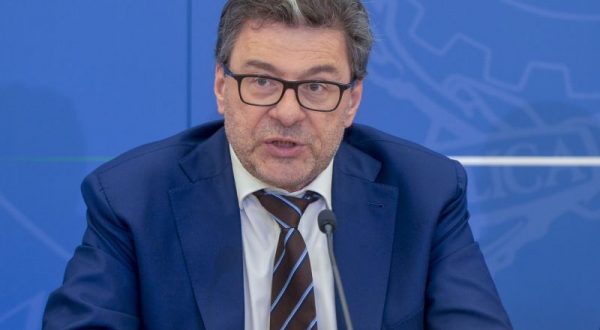 Giorgetti “Soddisfazione per avanzo primario positivo, debito un fardello”