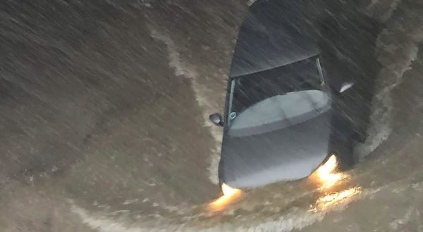 In Liguria esondazioni e allagamenti, scuole chiuse a Genova