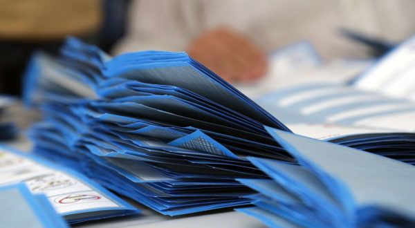 Elezioni regionali in Liguria, seggi aperti fino alle 15. Affluenza in calo