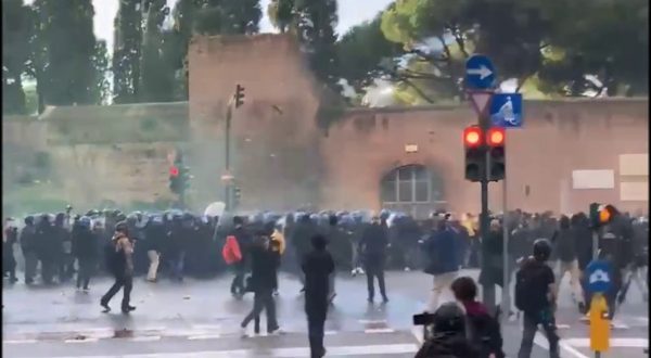 Scontri a Roma tra i manifestanti pro Palestina e le forze dell’ordine