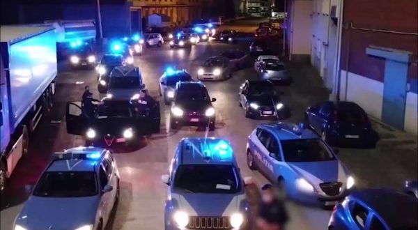 Duro colpo contro la camorra a Napoli, 60 arresti
