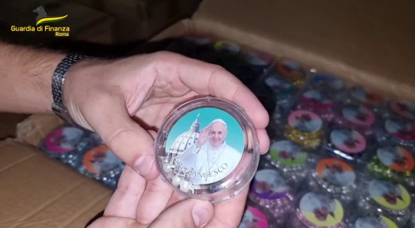 Roma, sequestrati 100.000 articoli con loghi Vaticano e Giubileo 2025