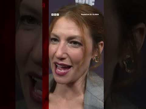 Ari Graynor “prays” Menendez brothers’ resentencing achieves her character’s dream. #BBCNews