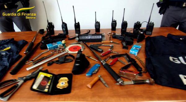 Trovati sulla A7 con armi e segni distintivi forze dell’ordine