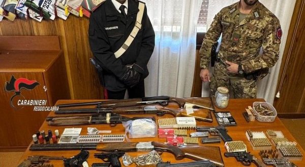 Maxi sequestro di armi e droga nel Reggino, denunciate 6 sorelle