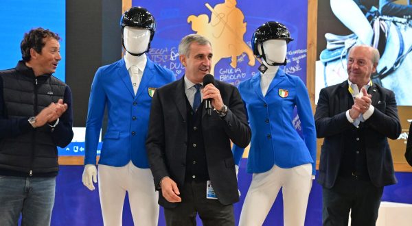 Dal 2025 le Nazionali di Equitazione vestiranno con giacca azzurra