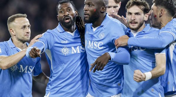 Il Napoli torna solitario al comando, Lukaku piega la Roma