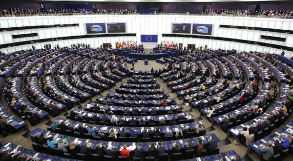 Parlamento Ue “Rafforzare il sostegno militare all’Ucraina”