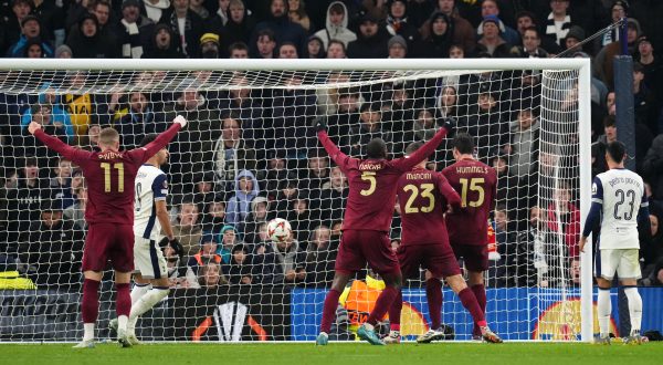 Hummels pareggia al 91°, Tottenham-Roma 2-2