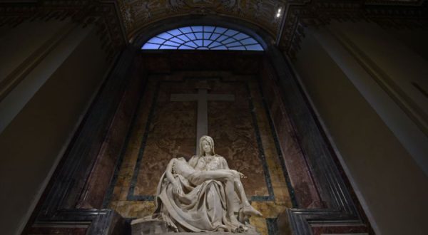 Nella Basilica di San Pietro torna a splendere la Pietà di Michelangelo