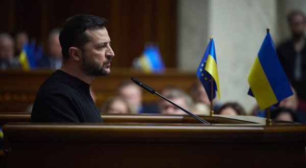 Zelensky “Tregua possibile con l’Ucraina sotto l’ombrello della Nato”